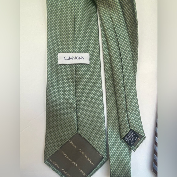 Calvin Klein set of Ties - Picture 2 of 6